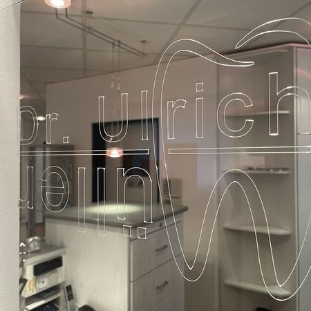 Unser Logo an der Scheibe von Außen